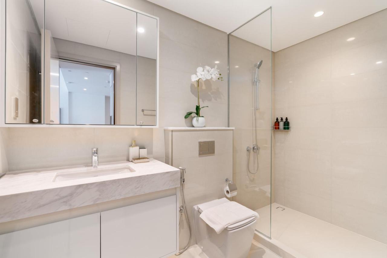 Ultimate / 5 Min Walk From Mall / Brand New / Downtown Apartment *